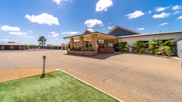 Carnarvon-Motel-Entrance-009